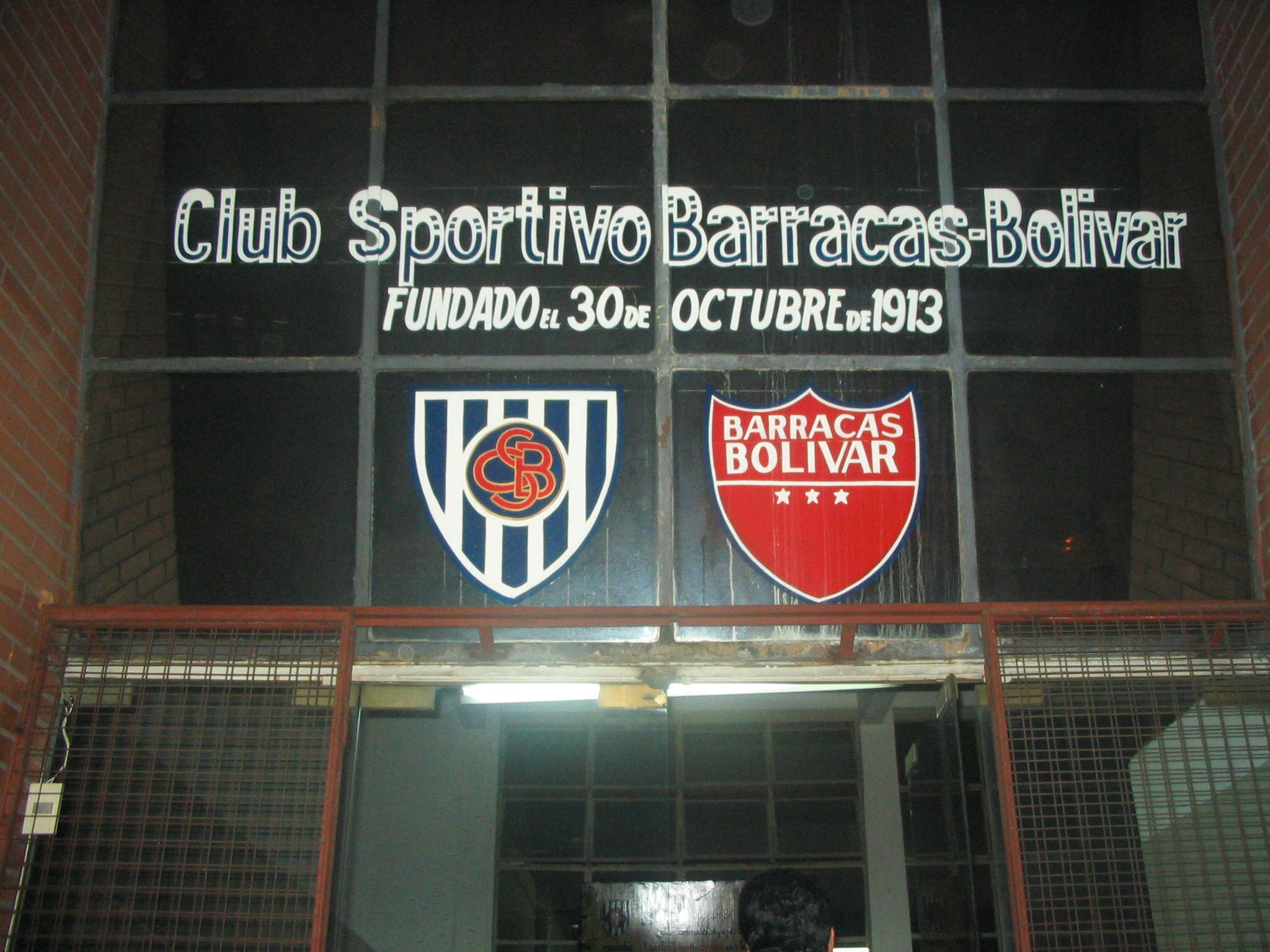 Frente de la sede social en 2010